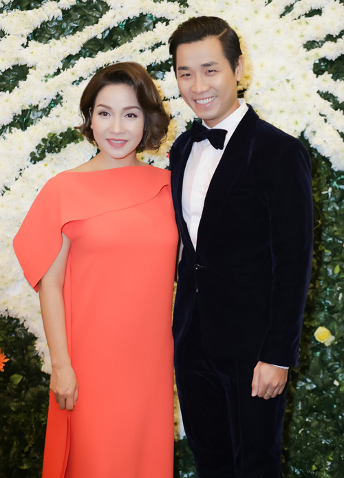 Uyên Linh thân thiết hôn gió diva Mỹ Linh - 5