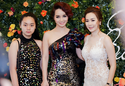 Uyên Linh thân thiết hôn gió diva Mỹ Linh - 14