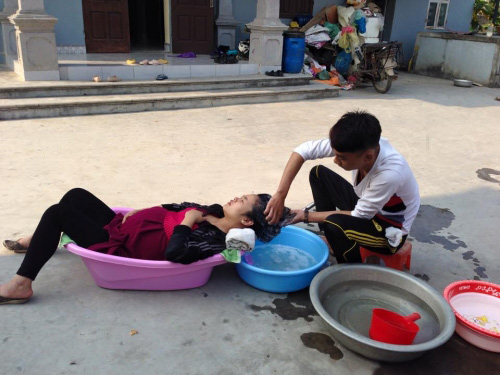 Cái nhìn khác về bức ảnh ‘Chồng gội đầu cho vợ mang bầu’ - 1