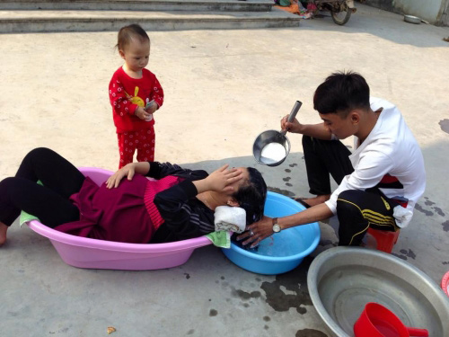 Cái nhìn khác về bức ảnh ‘Chồng gội đầu cho vợ mang bầu’ - 2