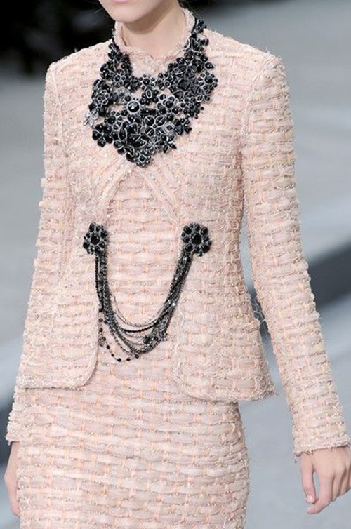 Quyền lực quot;ma thuậtquot; của những bộ suit Chanel - 17