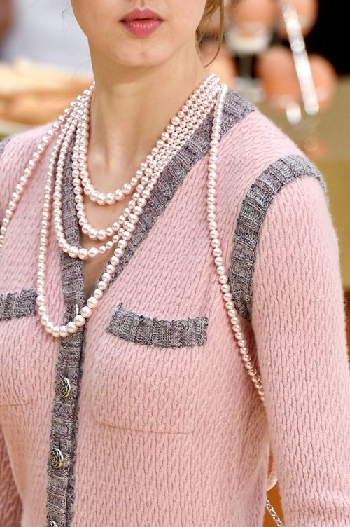 Quyền lực quot;ma thuậtquot; của những bộ suit Chanel - 14