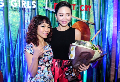 Tóc Tiên sung sướng khi diva Hà Trần mang hoa đến chúc mừng - 1