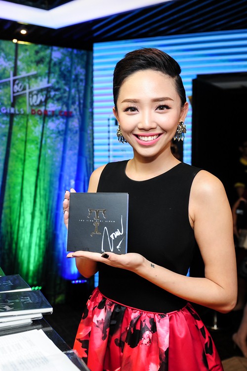 Tóc Tiên sung sướng khi diva Hà Trần mang hoa đến chúc mừng - 3