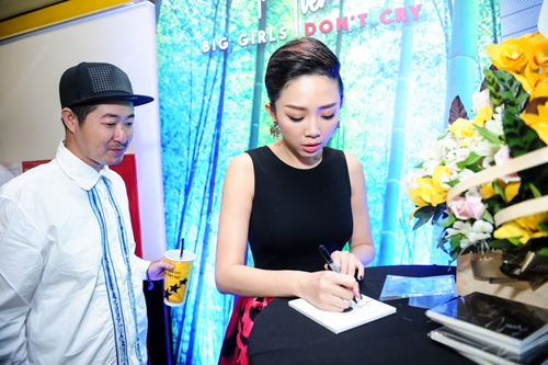 Tóc Tiên sung sướng khi diva Hà Trần mang hoa đến chúc mừng - 9
