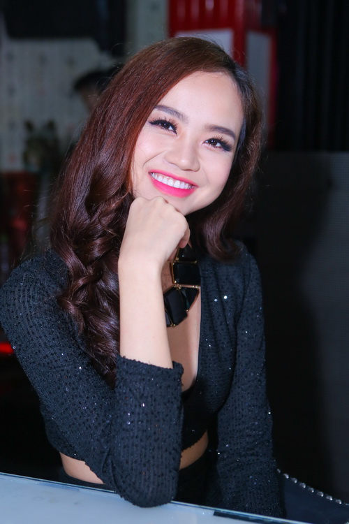 Sĩ Thanh mặc kín đáo mừng quot;mỹ nam 18+quot; - 12