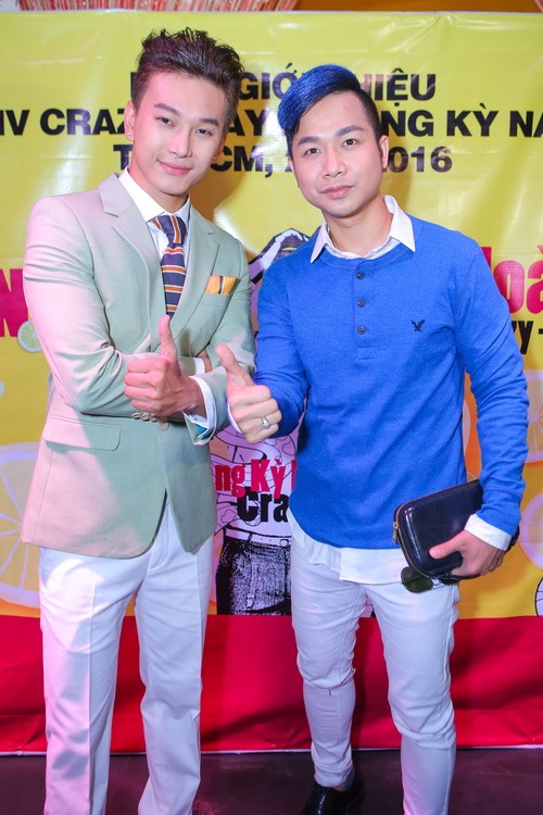 Sĩ Thanh mặc kín đáo mừng quot;mỹ nam 18+quot; - 9