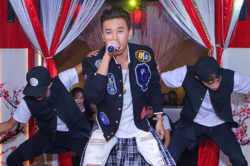 Sĩ Thanh mặc kín đáo mừng quot;mỹ nam 18+quot; - 4