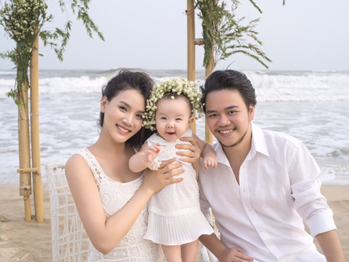 Vợ chồng Trang Nhung khoe ảnh cưới chụp cùng con gái - 1