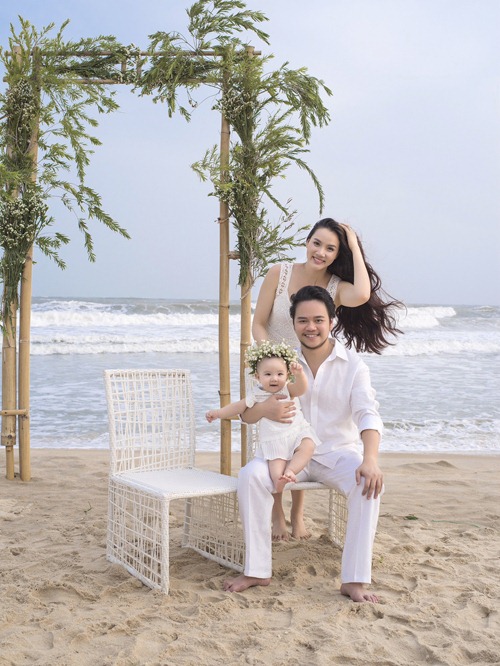 Vợ chồng Trang Nhung khoe ảnh cưới chụp cùng con gái - 2