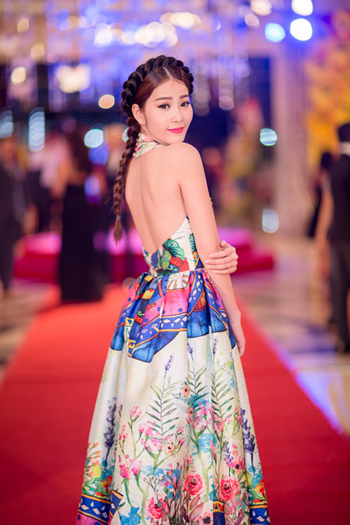 Hoa khôi Nam Em, Hà Thu xinh đẹp nổi bật trên thảm đỏ - 1