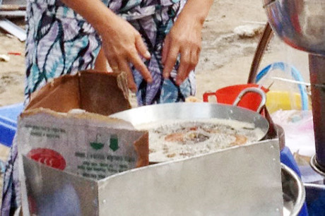Người mẹ mang thai 6 tháng bỏng nặng vì rơi vào chảo dầu - 1