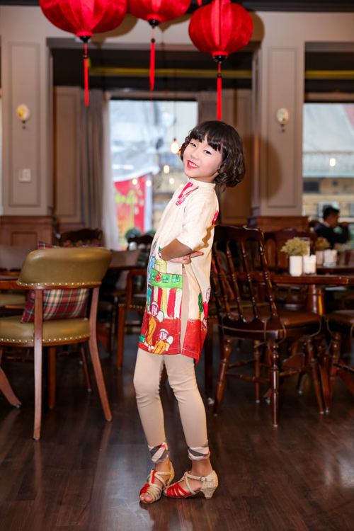 Con gái Thái Thùy Linh điệu đà trong tà áo dài - 2