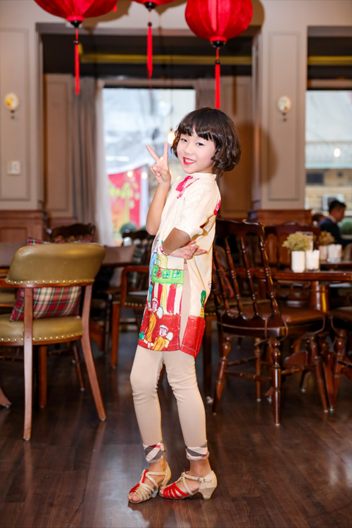 Con gái Thái Thùy Linh điệu đà trong tà áo dài - 3