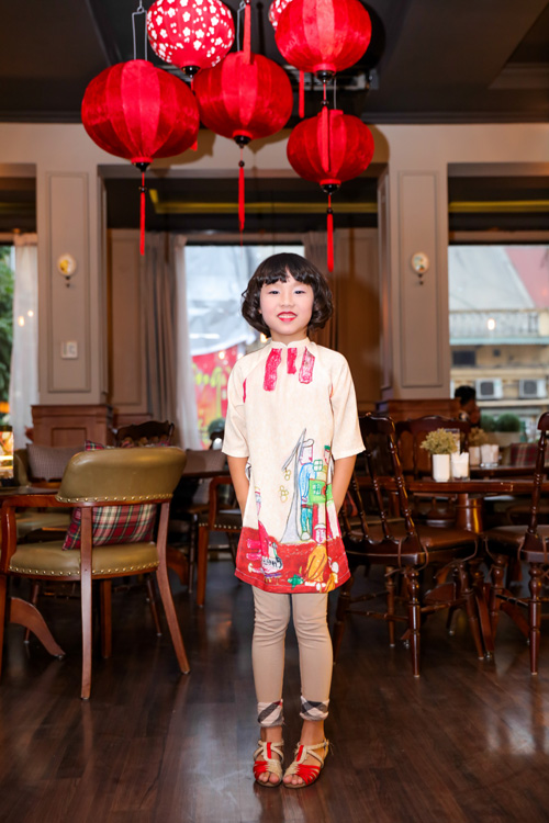 Con gái Thái Thùy Linh điệu đà trong tà áo dài - 5
