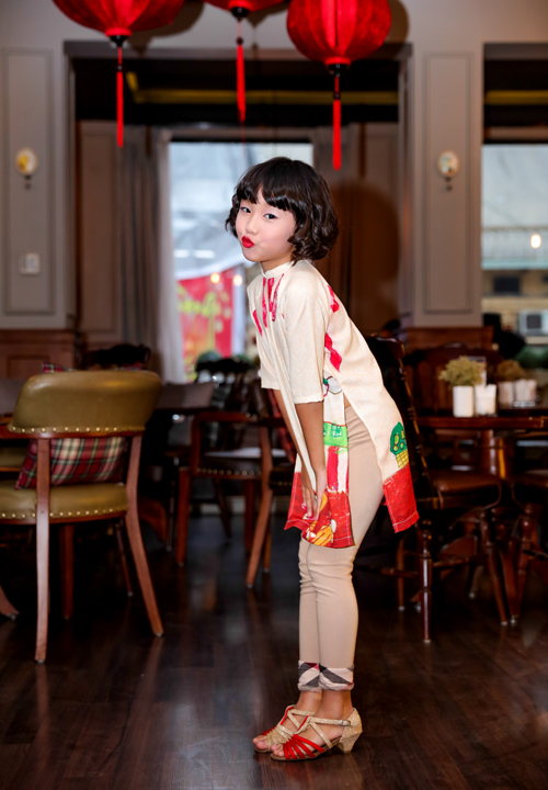 Con gái Thái Thùy Linh điệu đà trong tà áo dài - 6