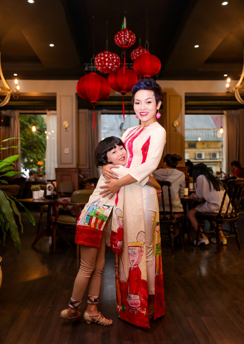 Con gái Thái Thùy Linh điệu đà trong tà áo dài - 15
