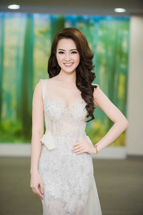 Thụy Vân mong manh như tiên nữ với đầm xuyên thấu - 3