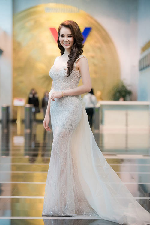 Thụy Vân mong manh như tiên nữ với đầm xuyên thấu - 1