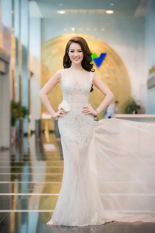 Thụy Vân mong manh như tiên nữ với đầm xuyên thấu - 2