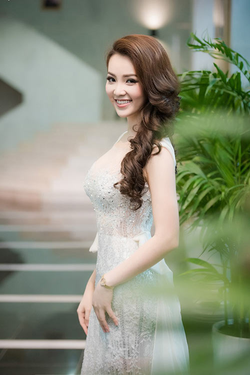 Thụy Vân mong manh như tiên nữ với đầm xuyên thấu - 5