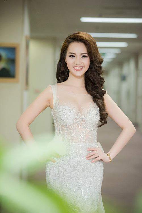 Thụy Vân mong manh như tiên nữ với đầm xuyên thấu - 6