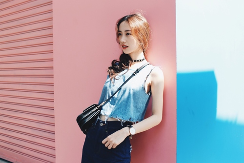 Đeo vòng chocker và khăn quấn cổ chất như Jun Vũ - 3