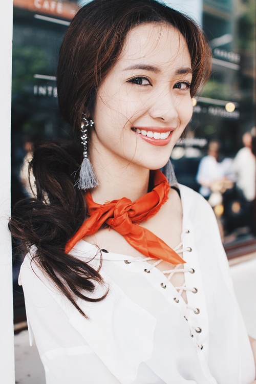 Đeo vòng chocker và khăn quấn cổ chất như Jun Vũ - 8