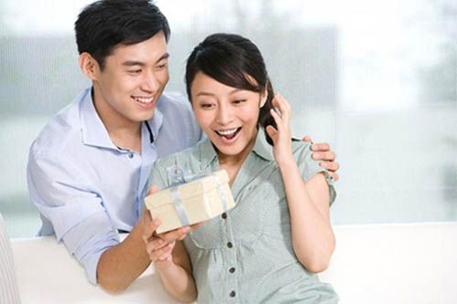 muon vo hanh phuc, dan ong hay hoc cach tang qua - 1