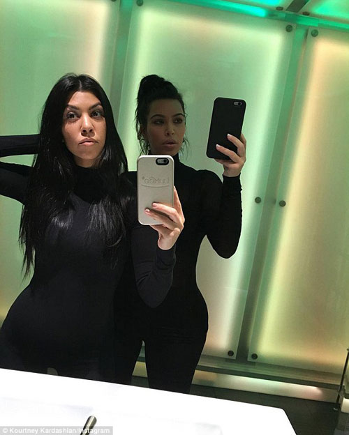 Gương mặt quot;lạquot; của Kim Kardashian khiến fan giật mình - 1