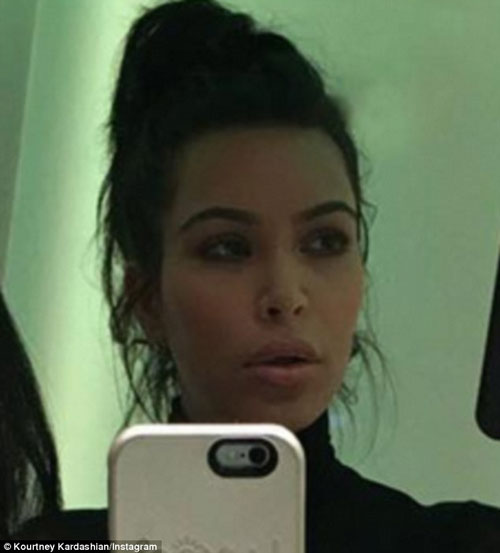 Gương mặt quot;lạquot; của Kim Kardashian khiến fan giật mình - 2