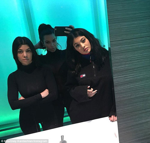 Gương mặt quot;lạquot; của Kim Kardashian khiến fan giật mình - 4