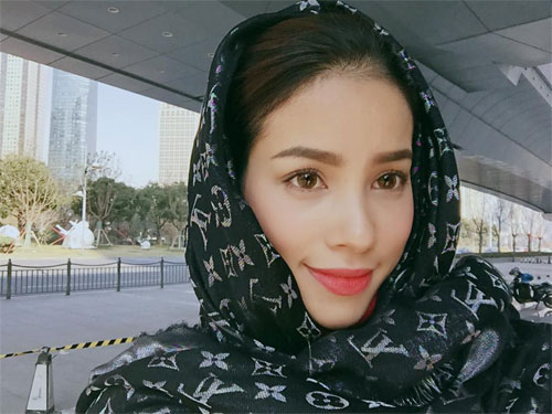 Hoa hậu Phạm Hương rạng rỡ vi vu ở Thượng Hải - 1
