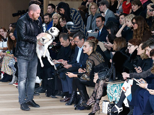 Cara Delevingne mặc xuyên thấu táo bạo xem show Chanel - 2