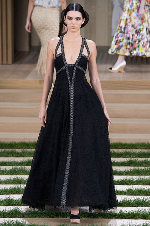 Cara Delevingne mặc xuyên thấu táo bạo xem show Chanel - 16