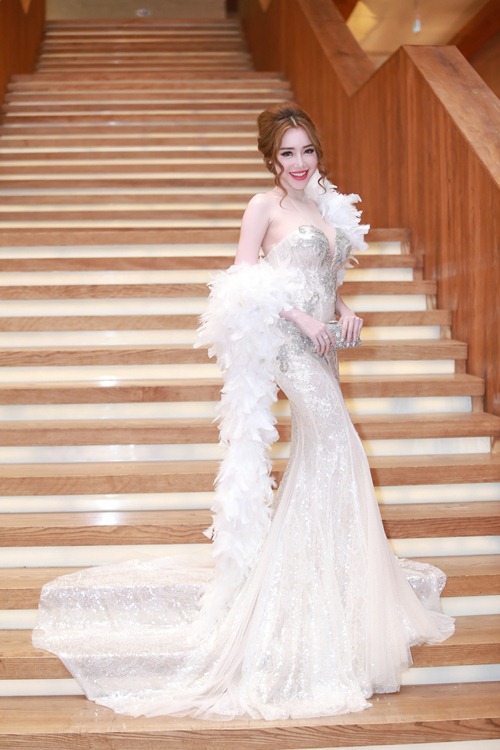 Elly Trần khoe nhan sắc mặn mà hậu sinh nở - 2
