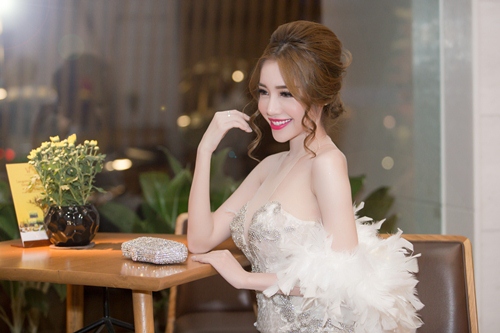 Elly Trần khoe nhan sắc mặn mà hậu sinh nở - 4