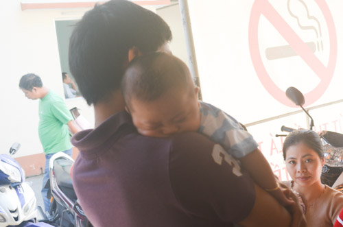 TP.HCM: Trời lạnh, nhiều trẻ nhập viện vì viêm phổi - 1