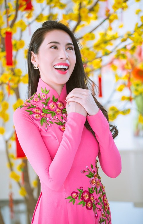 Thủy Tiên lần đầu khoe mẹ trong biệt thự triệu đô - 1