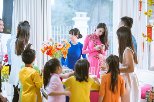 Thủy Tiên lần đầu khoe mẹ trong biệt thự triệu đô - 3
