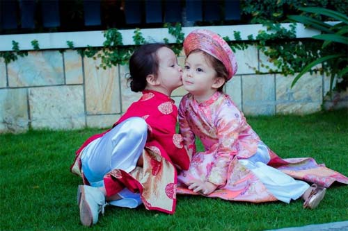 Cặp quot;thiên thầnquot; nhà Hồng Nhung xúng xính áo dài đón xuân - 7