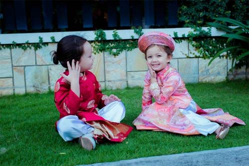 Cặp quot;thiên thầnquot; nhà Hồng Nhung xúng xính áo dài đón xuân - 8