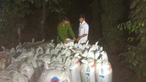 Thu giữ hơn 2 tấn mỡ bẩn sắp quot;hóaquot; dầu ăn - 1