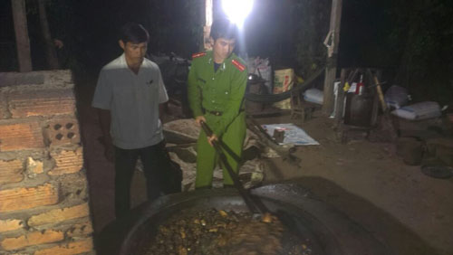 Thu giữ hơn 2 tấn mỡ bẩn sắp quot;hóaquot; dầu ăn - 2