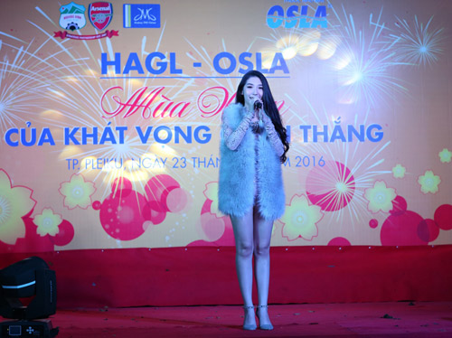 Khổng Tú Quỳnh gửi lời chúc Xuân đến cầu thủ HAGL - 1