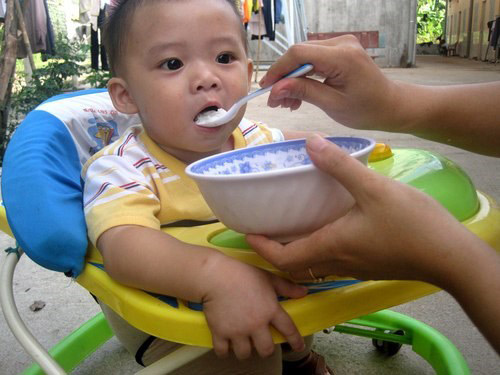 Trẻ tụt cân, rối loạn tiêu hóa thường xuyên vì ăn dặm sai cách - 1