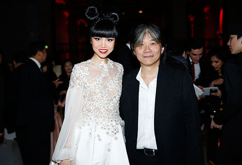 Á hậu Thúy Vân và MC Mạnh Cường đón Tết cùng công nhân - 19