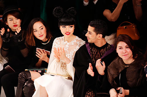 Á hậu Thúy Vân và MC Mạnh Cường đón Tết cùng công nhân - 20