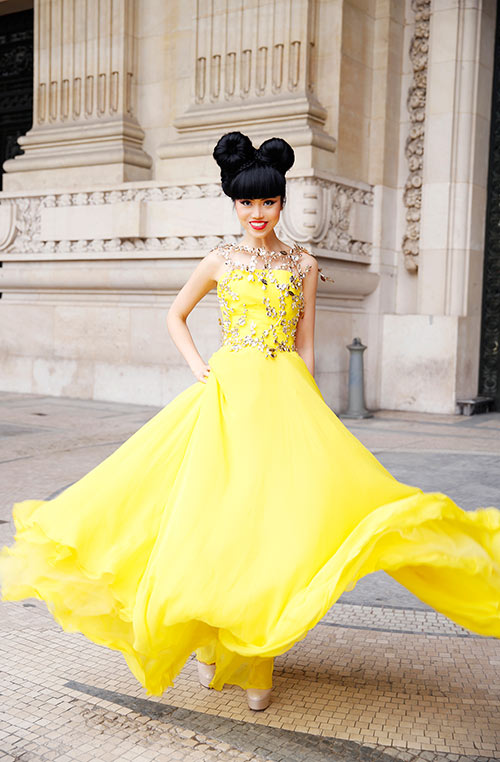 Á hậu Thúy Vân và MC Mạnh Cường đón Tết cùng công nhân - 16