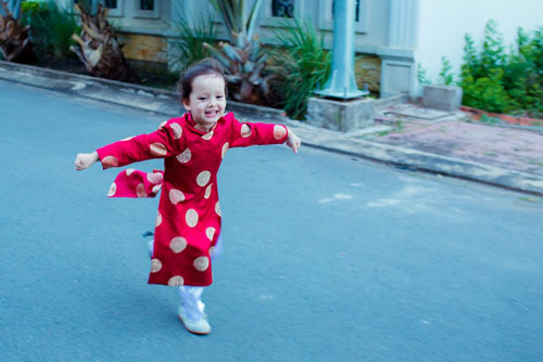 Tôm - Tép nhà Hồng Nhung xinh xắn diện áo dài Đức Hùng - 17